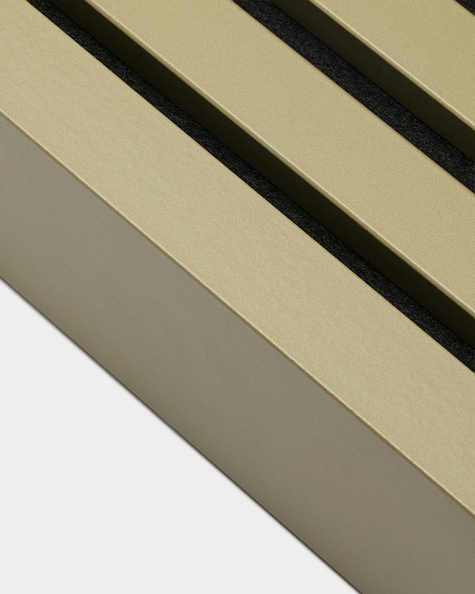 Detalhe do produto de instalação WoodUpp Akupanel, lamela final com acabamento Moss, 6,7 cm de largura, com uma estrutura em MDF beige e ranhuras black sobre fundo branco.